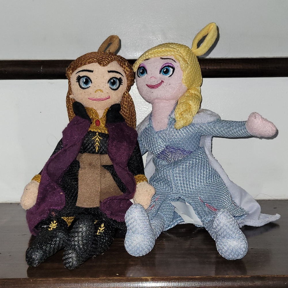 Frozen Anna and Elsa bath plushies